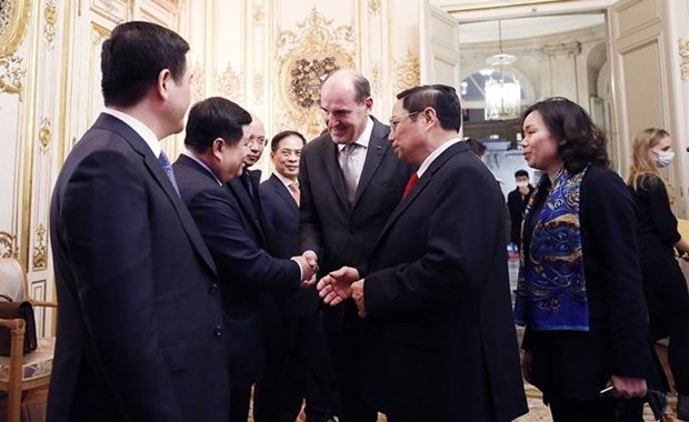 Prime Minister Pham Minh Chinh (second from right) introduces members of the Vietnamese delegation to French PM Jean Castex (C)