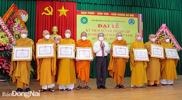 Đồng chí Cao Văn Quang, Ủy viên Ban TVTU, Chủ tịch Ủy ban MTTQ Việt Nam tỉnh trao bằng khen của UBND tỉnh cho các tập thể, cá nhân xuất sắc