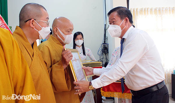  Đồng chí Đào Văn Phước, Ủy viên Ban TVTU, Trưởng Ban Dân vận Tỉnh ủy trao bằng khen của UBND tỉnh cho các tập thể cá nhân xuất sắc