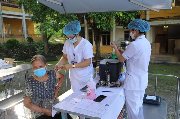 A woman is vaccinated against COVID-19 in Thạch An District, Cao Bằng Province on Sunday. The northern border province on Friday recorded its first-ever COVID-19 case since the pandemic hit the country early last year. — VNA/VNS Photo