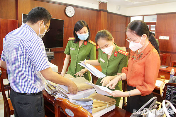 Đoàn giám sát HĐND tỉnh kiểm tra hồ sơ tiếp nhận tin báo, tố giác tội phạm tại Công an H.Long Thành. Ảnh: Trần Danh