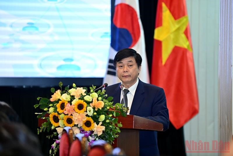 PGS. TS. Phạm Minh Sơn, Giám đốc Học viện Báo chí và Tuyên truyền, phát biểu tại hội thảo