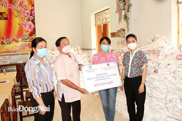 Presenting 20 tonnes of rice to nine social sponsor centers and establishments
