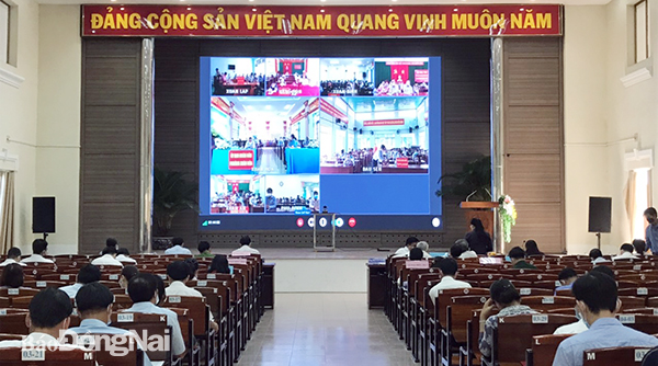 Quang cảnh buổi tiếp xúc cử tri trực tuyến của Đại biểu HĐND tỉnh (đơn vị bầu cử số 18) với cử tri 8 phường xã của TP.Long Khánh