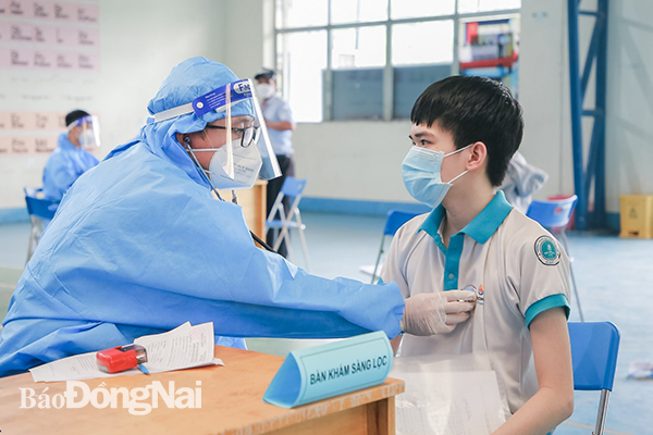 Khám sàng lọc trước tiêm vaccine phòng Covid-19 cho học sinh Trường THPT Lê Qúy Đôn Long Bình Tân (ảnh: Hoàng Long).
