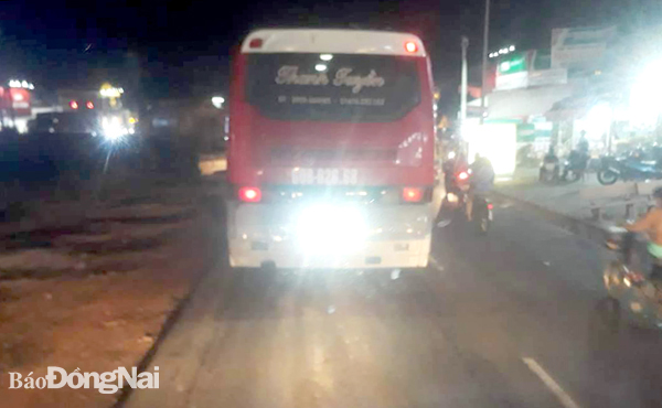 Một phương tiện tự ý lắp đèn sáng phía sau đuôi xe gây chói mắt đối với người đi đường. Ảnh: T.Hải