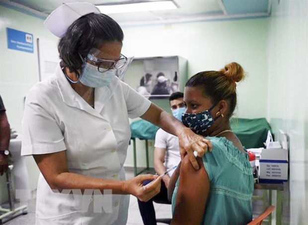 Nhân viên y tế tiêm vaccine Abdala ngừa COVID-19 cho người dân ở Cienfuegos, Cuba. (Ảnh: AFP/TTXVN)