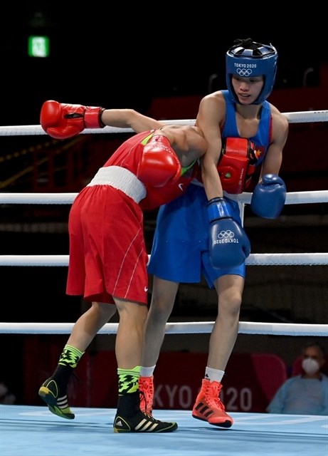 Nguyen Thi Tam (R) exchanges punches with Stoyka Zhelyazkova of Bulgaria during the Women's Fly (48-51kg) at the Tokyo 2020 Olympic Games (Photo: AFP/VNA)