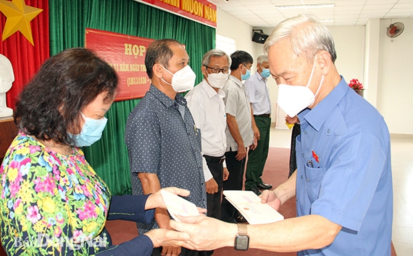 Đồng chí Nguyễn Phú Cường, Ủy viên Trung ương Đảng, Ủy viên Ủy ban Thường vụ Quốc hội, Chủ nhiệm Ủy Ban Tài chính Ngân sách của Quốc hội trao tặng quà cho người dân TP.Biên Hòa