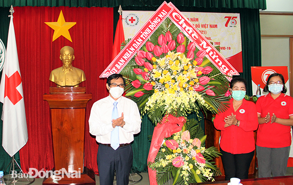 Phó chủ tịch UBND tỉnh Nguyễn Sơn Hùng trao tặng lãng hoa của UBND tỉnh cho lãnh đạo Hội Chữ thập đỏ tỉnh tại họp mặt Kỷ niệm 75 năm Ngày thành lập Hội Chữ thập đỏ Việt Nam