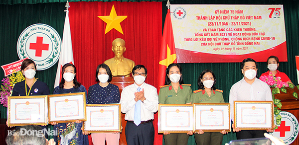  Phó chủ tịch UBND tỉnh Nguyễn Sơn Hùng trao bằng khen của UBND tỉnh cho các cá nhân, tập thể