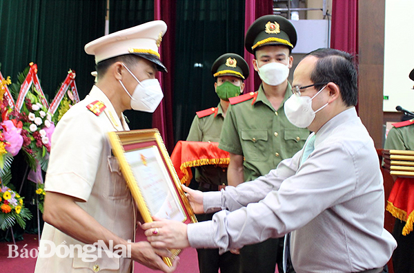 Thừa ủy quyền của Chủ tịch nước, Phó bí thư Tỉnh ủy Quản Minh Cường trao tặng Huy chương Vì an ninh Tổ quốc cho cá nhân nhà trường