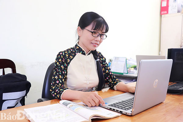 Cô Phan Thị Bích Thủy, giáo viên Trường THCS-THPT Huỳnh Văn Nghệ (xã Phú Lý, H.Vĩnh Cửu) trong giờ dạy online. Ảnh: Tường Vi