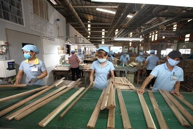 About 46 per cent of wood processing enterprises said they would not change their revenue target for this year. Photo dangcongsan.vn