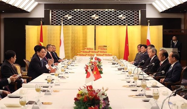 The meeting between PM Pham Minh Chinh and former Japanese PM Suga Yoshihide and Chairman of the Japan - Vietnam Parliamentary Friendship Alliance Nikai Toshihiro in Tokyo on November 23. 