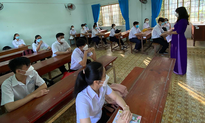 12th graders study at the Thong Nhat A High School in Dong Nai's Trang Bom District, November 22, 2021. Photo by VnExpress/Thai Ha