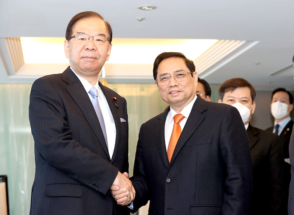 Thủ tướng Phạm Minh Chính tiếp Chủ tịch Đảng Cộng sản Nhật Bản Shii Kazuo. Ảnh: TTXVN