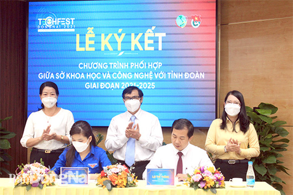 Phó chủ tịch UBND tỉnh Nguyễn Sơn Hùng và các đại biểu chứng kiến ký kết chương trình phối hợp giữa Tỉnh đoàn và Sở KH-CN về nâng cao nhận thức và thúc đẩy hoạt động KH-CN trong thanh thiếu nhi tỉnh Đồng Nai giai đoạn 2021-2025
