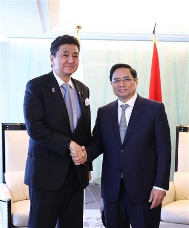 Prime Minister Pham Minh Chinh (R) receives Japanese Defence Minister Kishi Nobuo on November 25. 