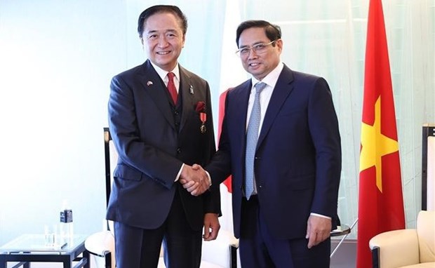 Prime Minister Pham Minh Chinh (R) receives Kanagawa Governor Kuroiwa Yuji on November 25.