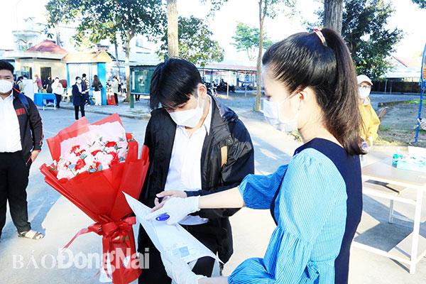 2. Học sinh Trường THPT Thống Nhất A không quên mang hoa đến tặng cô giáo dù Ngày Nhà giáo Việt Nam 20-11 đã qua 2 ngày