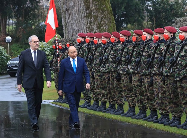 Swiss President Guy Parmelin (L) and his Vietnamese counterpart Nguyen Xuan Phuc review the guard of honour at the welcome ceremony for the Vietnamese leader in Bern city on November 26 morning. 