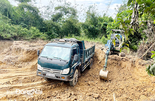 Công an H.Xuân Lộc phát hiện một điểm khai thác đất trái phép tại ấp Thọ Lộc, xã Xuân Thọ. Ảnh: Tố Tâm