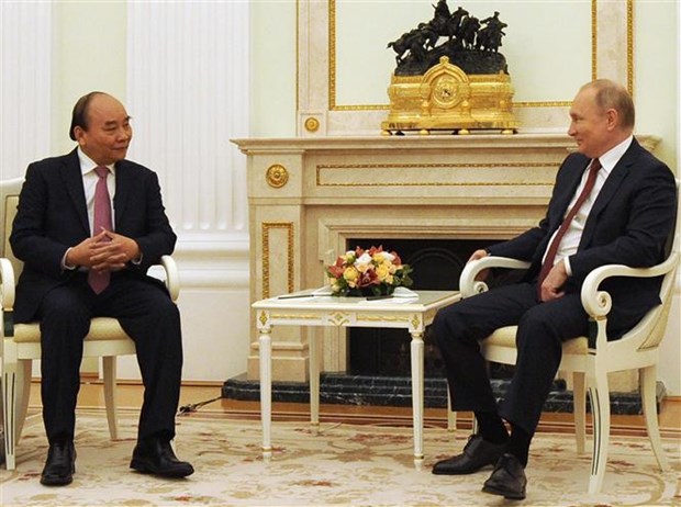 President Nguyen Xuan Phuc (L) holds talks with Russian President Vladimir Putin. 