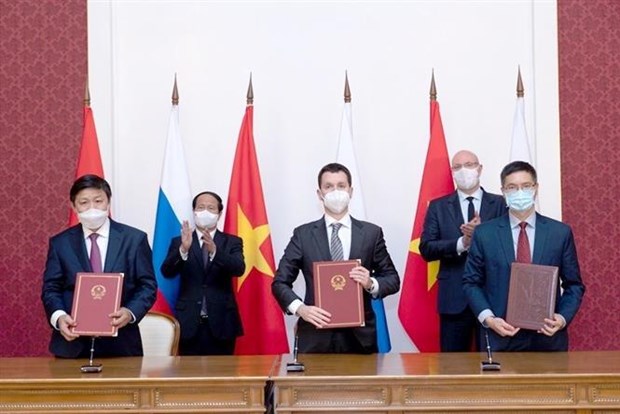 Vietnamese Deputy Prime Minister Le Van Thanh and his Russian counterpart Chernyshenko witness the signing of cooperation agreements between the two countries in energy, oil and gas, culture and health care.