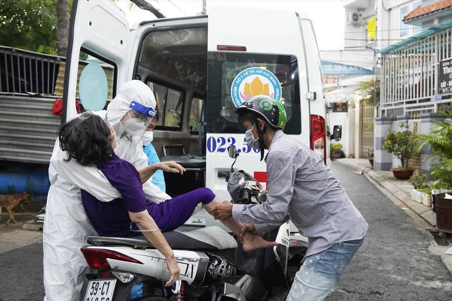 A Covid-19 patient in Bien Hoa City is transported to hospital