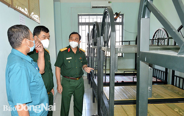 Đại tá Vũ Văn Điền kiểm tra trực tiếp khu vực nhà nghỉ của lực lượng DQTT xã Long Phước