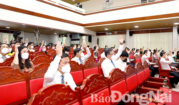 Các đại biểu HĐND tỉnh biểu quyết thông qua chương trình Kỳ họp thứ 5, HĐND tỉnh khóa X. Ảnh: Huy Anh