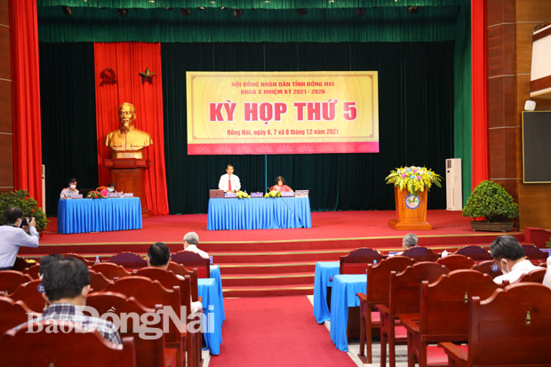 Chủ tịch HĐND tỉnh Thái Bảo chủ trì thảo luận tại hội trường. Ảnh: Huy Anh