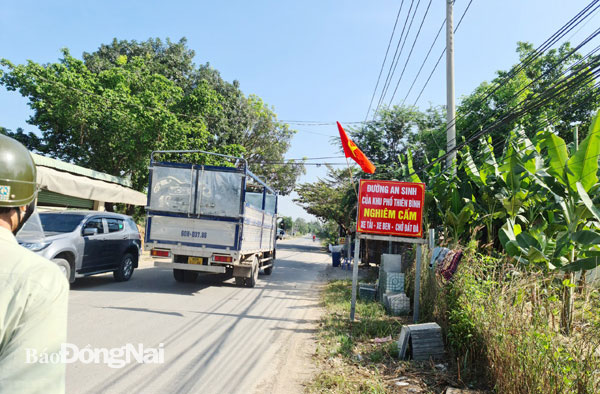 Người dân dựng biển cấm các loại xe tải đi vào đường Hàm Nghi (P.Tam Phước) để bảo vệ tuyến đường và an toàn cho các phương tiện khác. Ảnh: Thanh Hải