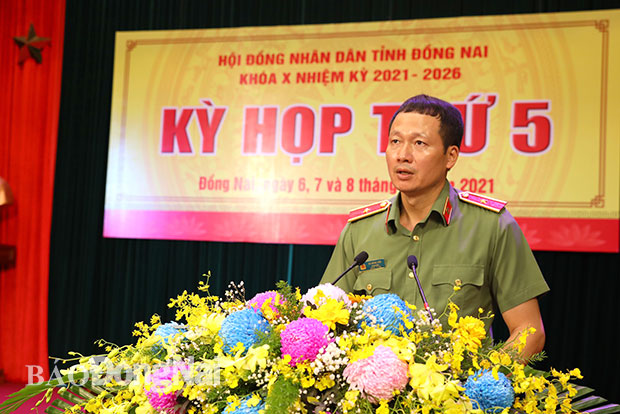 Thiếu tướng Vũ Hồng Văn, Giám đốc Công an tỉnh trả lời chất vất của đại biểu HĐND tỉnh. Ảnh: Huy Anh
