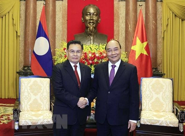 President Nguyen Xuan Phuc (R) and President of the Lao National Assembly Saysomphone Phomvihane. 