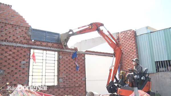 Một công trình nhà ở xây trái phép bị cưỡng chế vào sáng ngày 8-12 tại phường Tân Hạnh