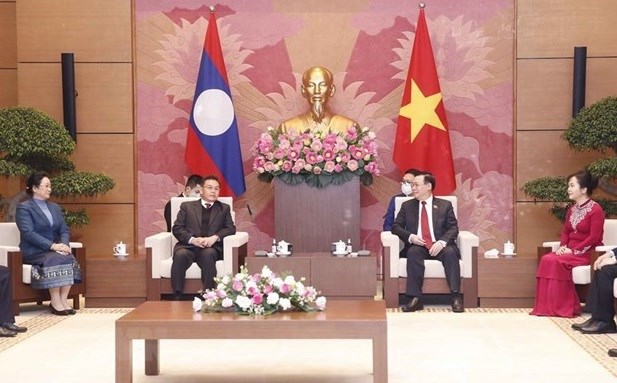 Chairman of the Vietnamese National Assembly Vuong Dinh Hue (second from right) receives President of the Lao National Assembly Xaysomphone Phomvihane.