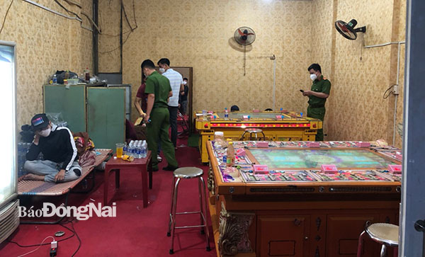Lực lượng công an kiểm tra tại cở sở kinh doanh game bắn cá ở P.Tân Phong. (Ảnh Công an cung cấp)