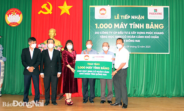 Phó bí thư Tỉnh ủy, Chủ tịch UBND tỉnh Cao Tiến Dũng ; Cao Văn Quang, Chủ tịch Ủy ban MTTQ Việt Nam tỉnh chứng kiến lễ tiếp nhận ủng hộ 1 ngàn máy tính bảng