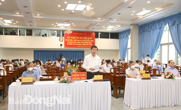 Ủy viên trung ương Đảng, Bí thư Tỉnh ủy Nguyễn Hồng Lĩnh trình bày tham luận tại điiểm cầu Đồng Nai. Ảnh: Huy Anh