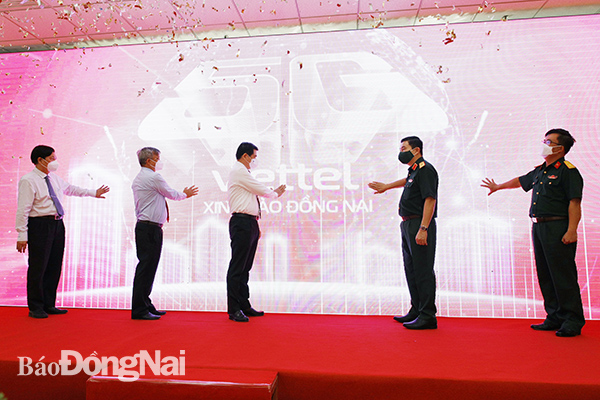 Các đại biểu thực hiện nghi thức khai trương dịch vụ 5G tại Đồng Nai.