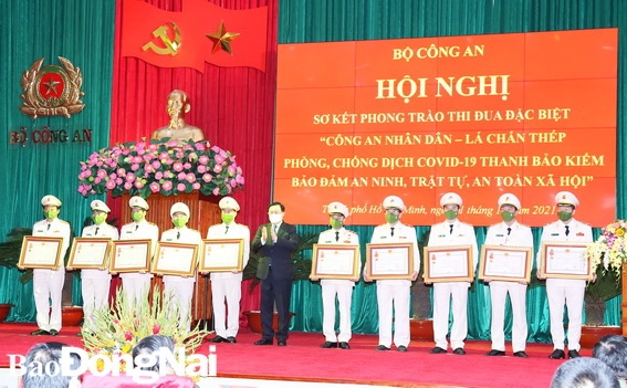 Thiếu tướng Vũ Hồng Văn, Giám đốc Công an tỉnh (ngoài cùng bên phải) nhận Huân chương chiến công hạng Nhất