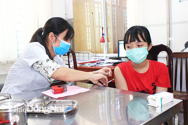 Tiêm vaccine phòng bệnh ung thư cổ tử cung cho trẻ em gái tại Trung tâm Kiểm soát bệnh tật tỉnh sáng ngày 10-12. Ảnh: Hạnh Dung