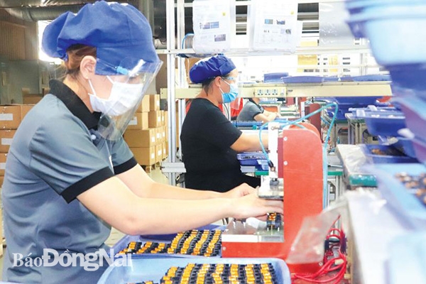 Công ty TNHH Friwo Việt Nam ở Khu công nghiệp Amata, TP.Biên Hòa sản xuất các linh kiện máy móc xuất khẩu đã khôi phục lại sản xuất để đáp ứng các đơn hàng xuất khẩu