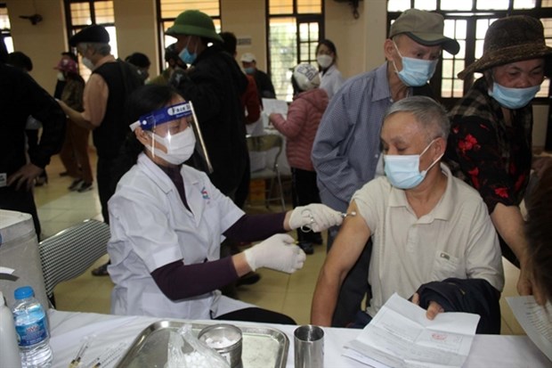 A medical worker gives a COVID-19 vaccine shot to a resident in Dong Son ward, Thanh Hoa city, the central province of Thanh Hoa. (Photo: VNA)