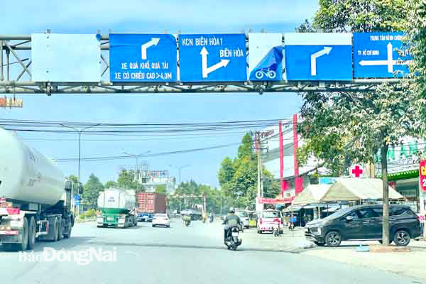 Biển chỉ dẫn giao thông bong tróc