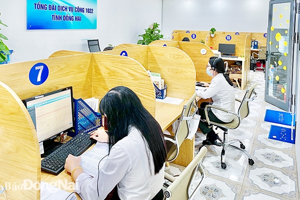  Ngoài các thủ tục hành chính, nhân viên trực Tổng đài (0251) 1022 còn tiếp nhận  và hướng dẫn người dân các thủ tục hưởng chính sách an sinh xã hội. Ảnh: Đ.Tùng