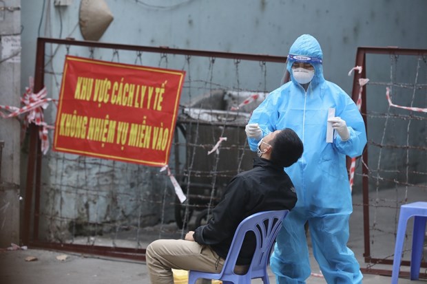 A medical worker takes a nasal swab for COVID-19 testing from a resident in Van Mieu ward of Hanoi's Dong Da district (Photo: VNA)