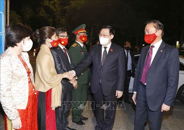 National Assembly Chairman Vuong Dinh Hue (second from right) meets staff of the Vietnamese Embassy in India.